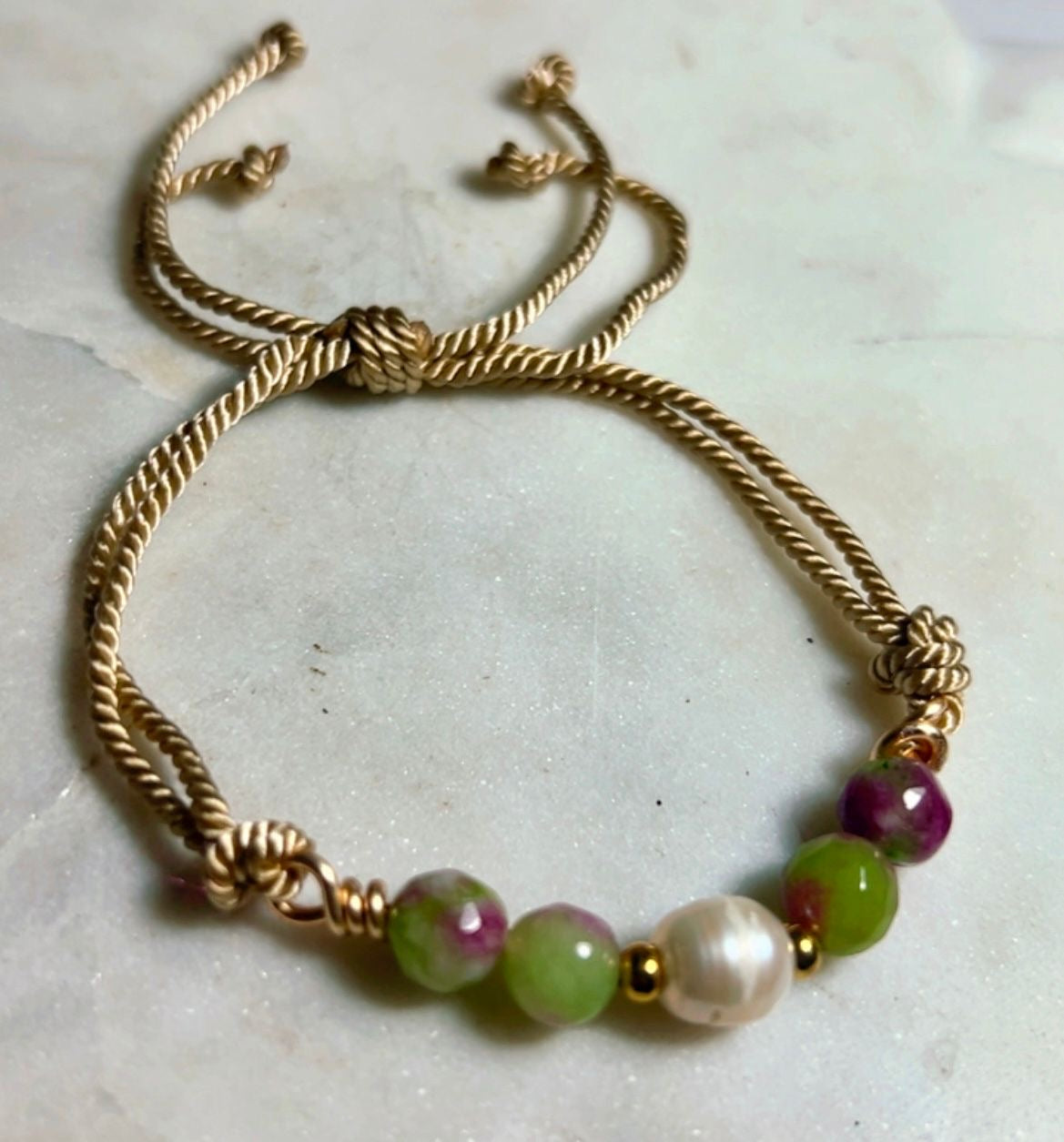 Pulsera de hilo de perla y piedras