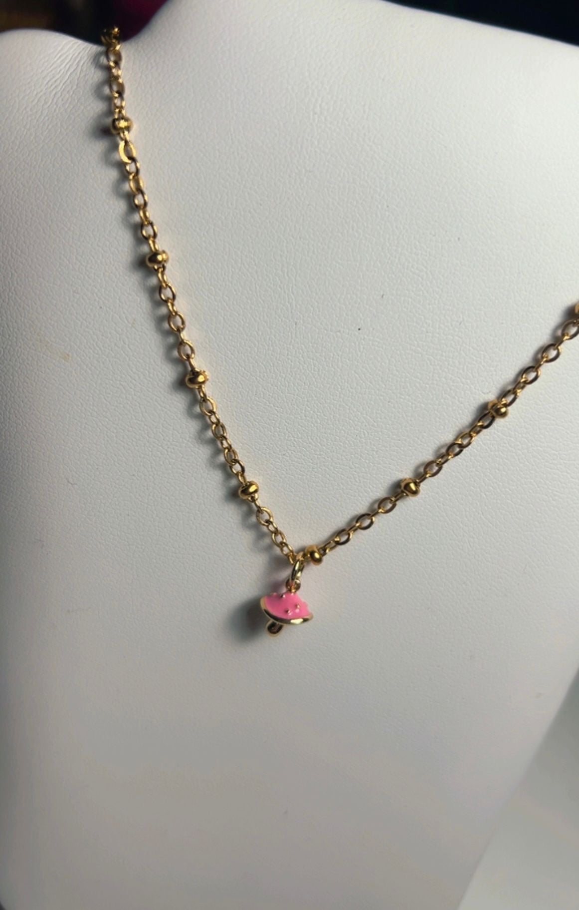 Collar de hongo rosa