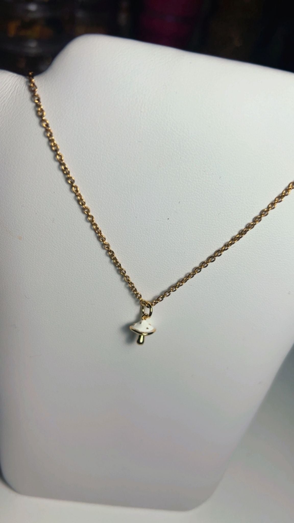 Collar de hongo blanco